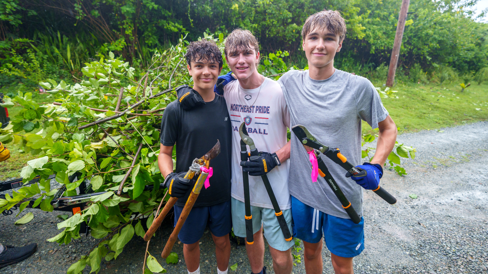 A picture of high schoolers on a community service travel program